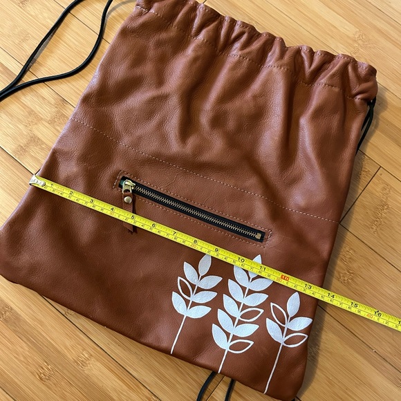 Leather draw string backpack bag with silkscreened leaf detail - Picture 5 of 8